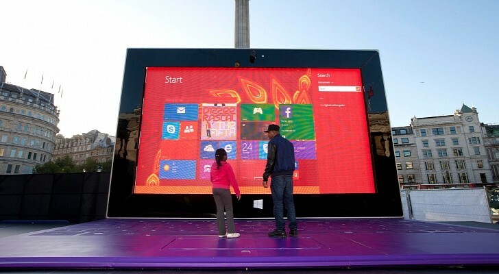 Spoločnosť Microsoft inštaluje obrovský, polofunkčný 383-palcový povrchový tablet 2 v Londýne