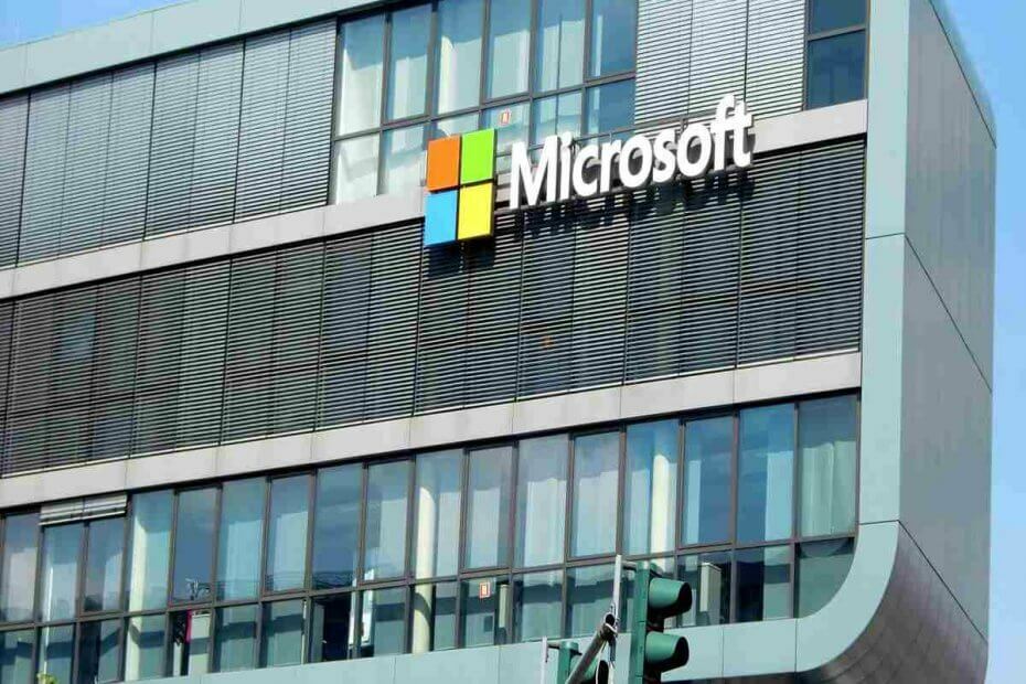 Fațada clădirii cu logo-ul Microsoft