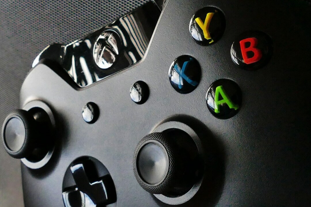 zbliżenie kontrolera gier wideo — zamień konsolę Xbox w komputer