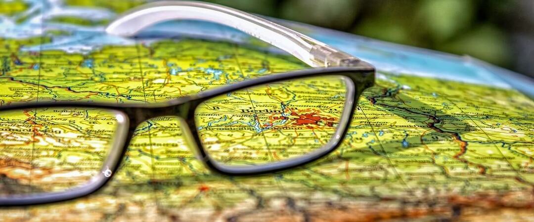 žemėlapis su akiniais