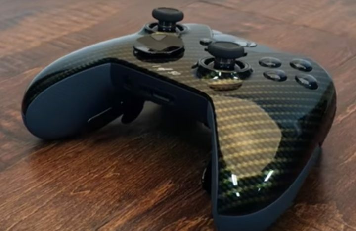 Šis glamour anglies pluošto „Titan Elite Xbox One“ valdiklis leidžia jums išsiskirti