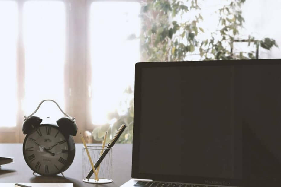 Serwer Windows nie podaje prawidłowego czasu - Zegar z laptopem na biurku