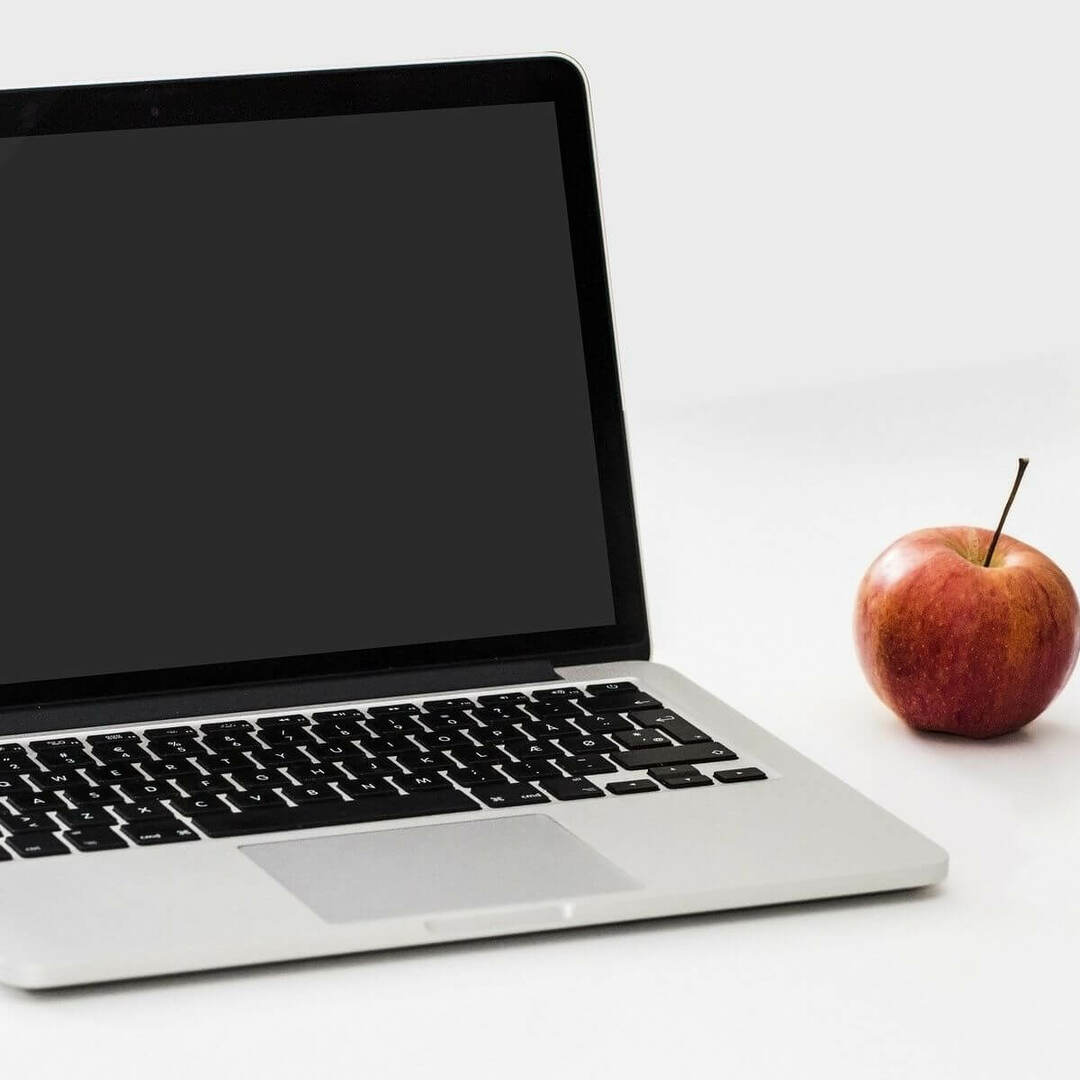 bärbar dator på skrivbord med äpple - originfel vid start av spel inte installerat
