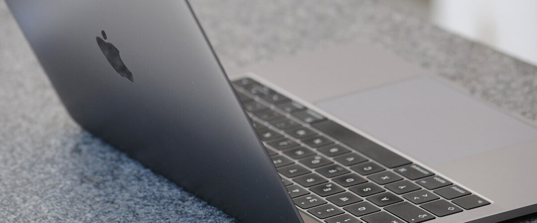 macbook-pro na stolu