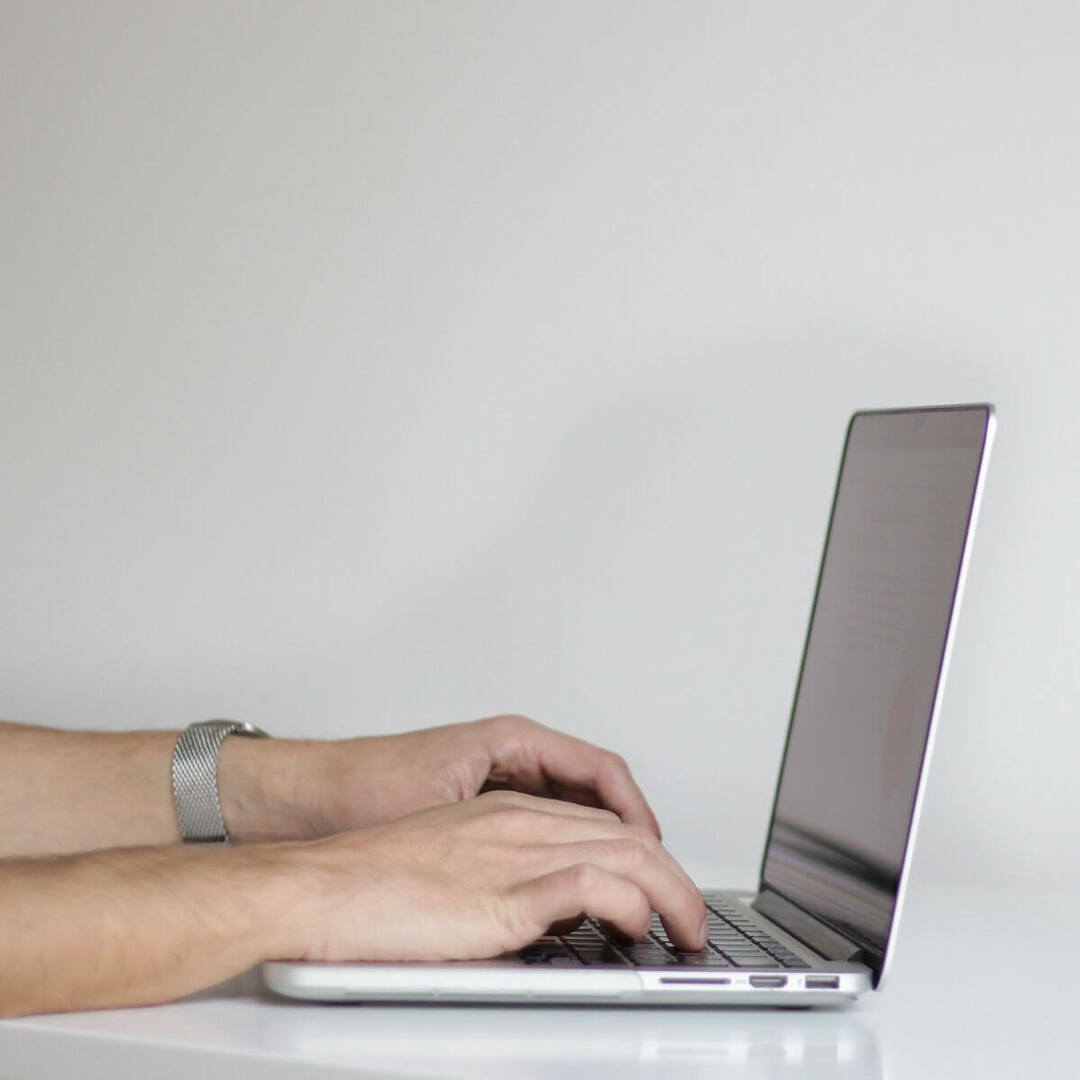 डेस्क पर उपयोगकर्ता के साथ लैपटॉप - सामान्य चिकोटी बैनर मुद्दों को कैसे ठीक करें
