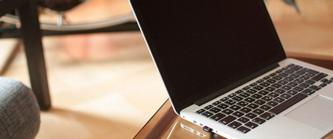 laptop na stole – Siri ciągle wyskakuje MacBook