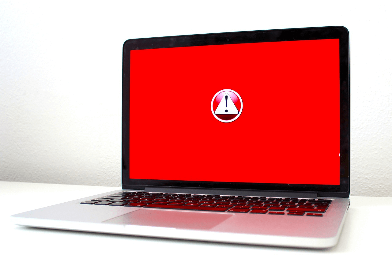 Nešiojamas kompiuteris ant stalo - yra „Adobe Flash Player“ naujinys