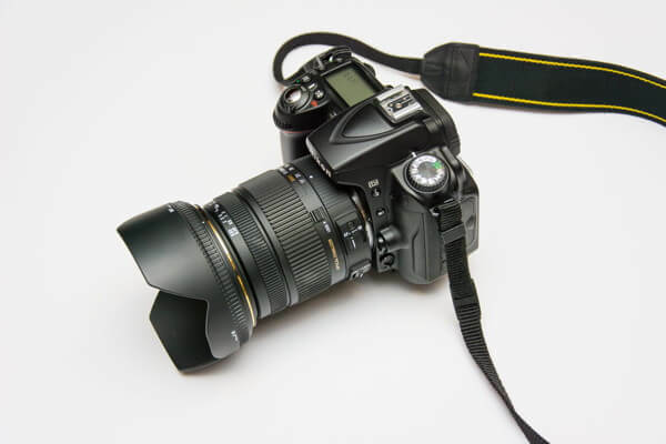 Entfernen Sie den Akku Nikon-Kamera macht dunkle Bilder