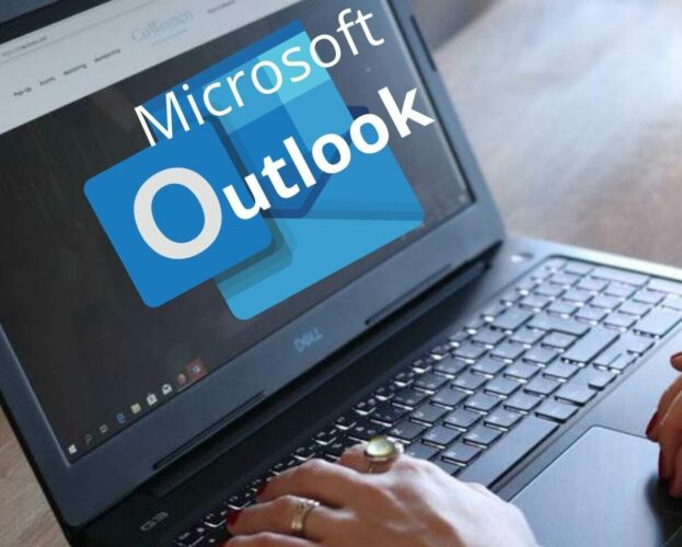 laptop op bureau - Beschadigd Outlook-profiel