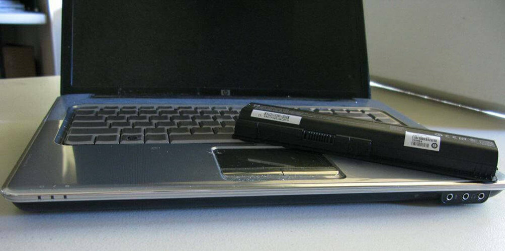 rimuovere la batteria del laptop