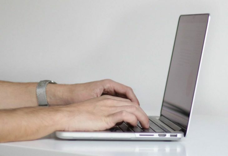 laptop z użytkownikiem przy biurku - data i godzina błędu Dropbox