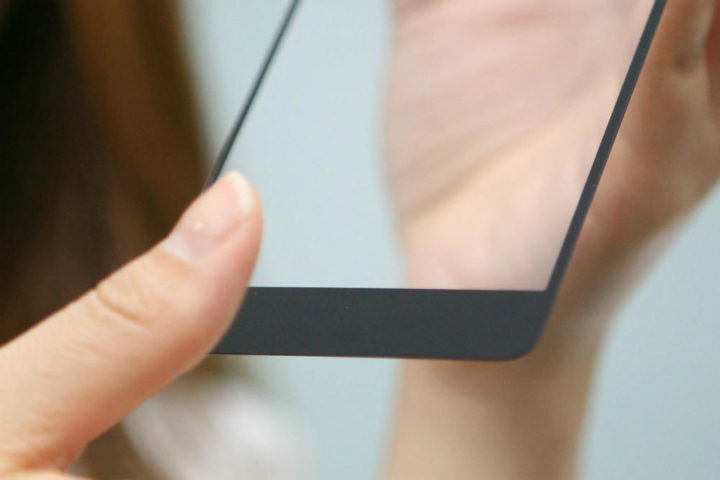 Сурфаце Пхоне се може испоручити са скенером отиска прста на екрану
