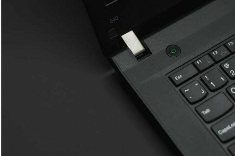 kontrolka napájení notebooku lenovo bliká, ale nejde zapnout