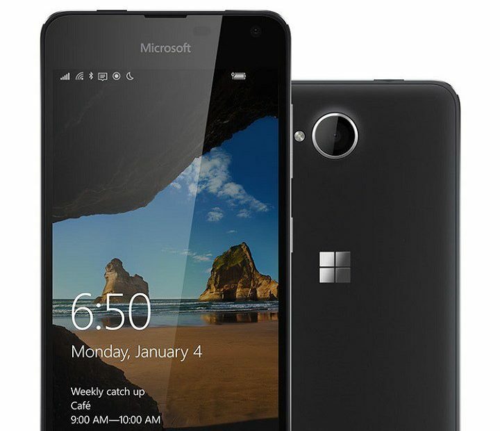 Nadella patvirtina, kad „Microsoft“ neatsitraukia nuo „Windows“ telefonų