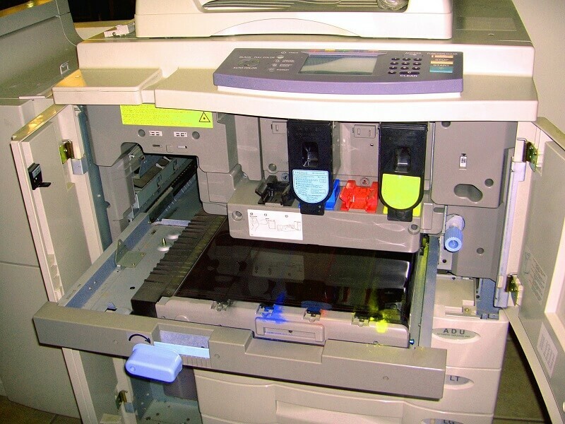 Pokud tiskárna vydává kliknutí, vyčistěte vnitřek tiskárny