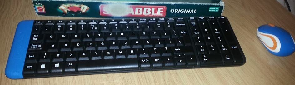 Ano, laptop mám na staré krabici hry Scrabble ...