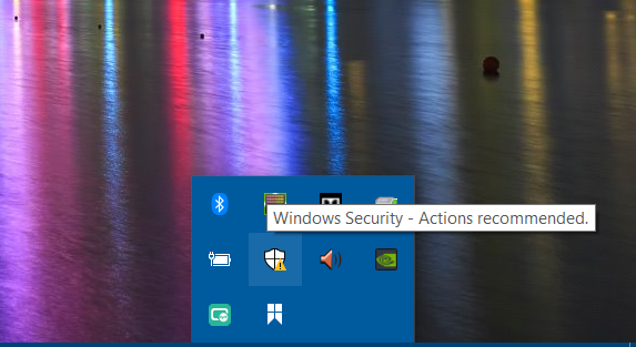 システムトレイの「Windows セキュリティ」アイコンをクリックします