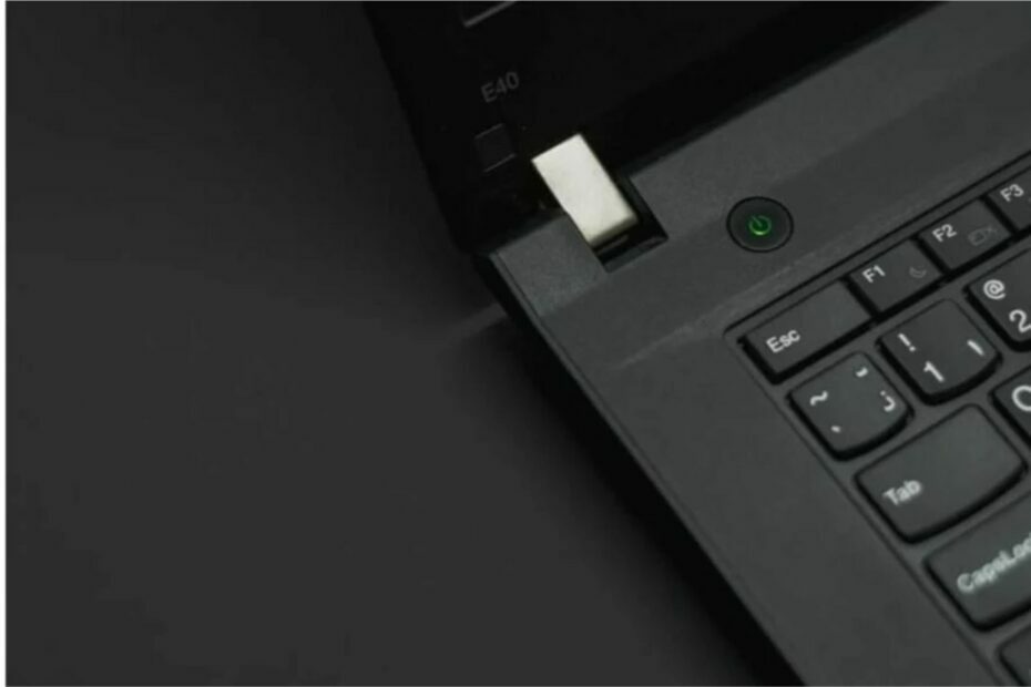 Der Laptop von Lenovo wird nicht eingeschaltet und der Spion wird nicht mit der Lampe verbunden