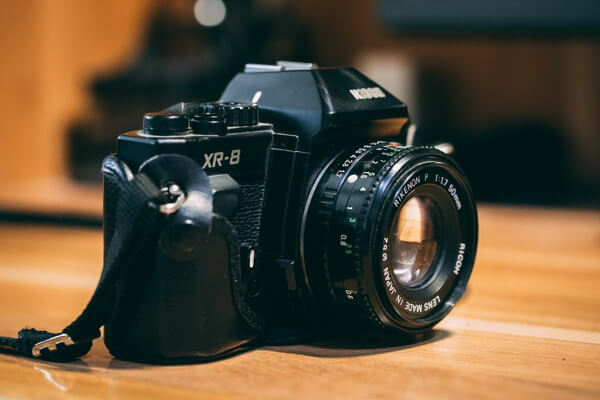 puhas pildiandur Nikoni kaamera mustade piltide tegemiseks 