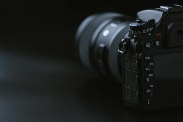 Verwenden Sie die Makroeinstellungen, um den Hintergrund der Nikon-Kamera zu verwischen