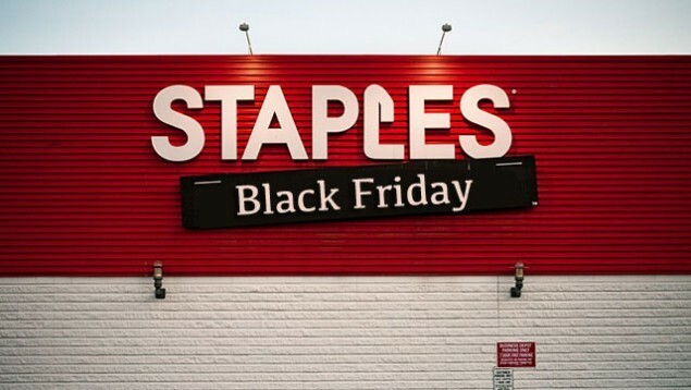 Společnost Staples odhaluje nabídky Black Friday u notebooků a počítačů s Windows 10