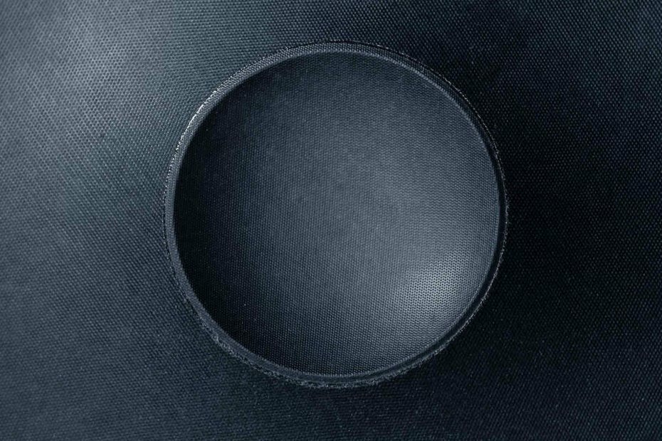 Black friday mini altavoces bluetooth - primer plano de la membrana del altavoz