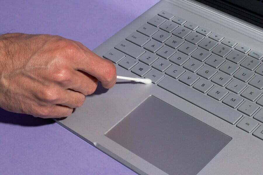 curatare touchpad 