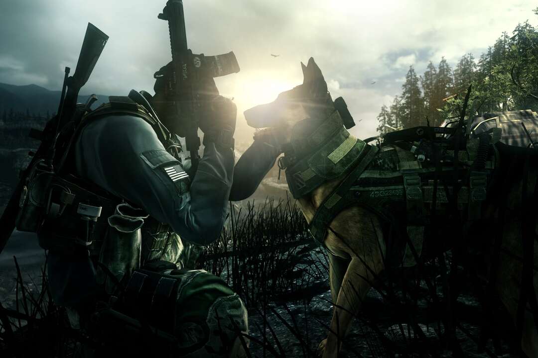En soldat klappar sin hund