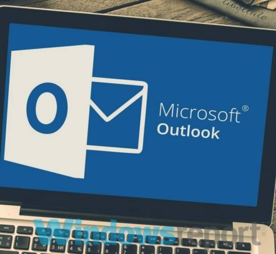laptop op tafel - beschadigd Outlook-profiel